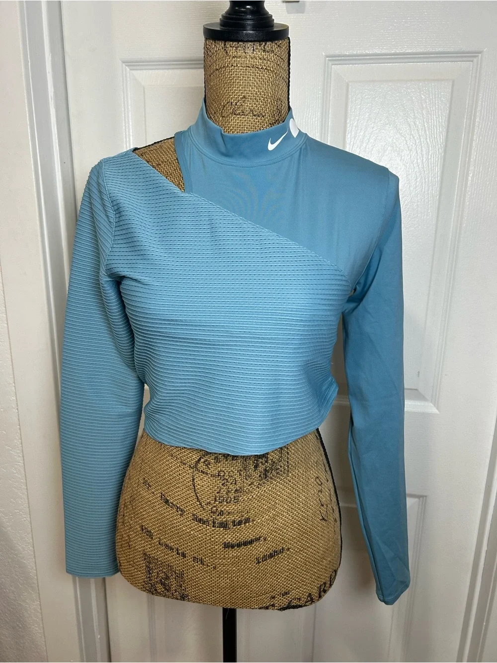 Nike Women’s Sky Blue Long-Sleeve Cropped Athletic Top
